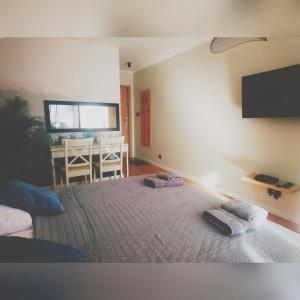 een slaapkamer met een bed met twee handdoeken erop bij Agroturystyka Słoszówka in Duszniki Zdrój