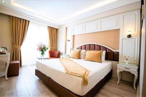 a hotel room with a large bed and a window at Boss Hotel Sultanahmet in Istanbul