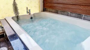 Hadong的住宿－等一等度假屋，装满蓝色水面的浴缸