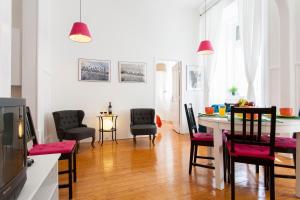 ein Wohnzimmer mit einem Esstisch und Stühlen in der Unterkunft Downtown Augusta Apartment in Lissabon