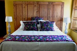 Un dormitorio con una cama grande con flores. en Casa Santa Lucia, en San Cristóbal de Las Casas