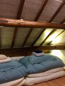 سرير أو أسرّة في غرفة في Kumano Winery Guest House