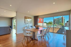 comedor y sala de estar con mesa y sillas en Luxury Villa Nogueira with private pool by HR Madeira en Funchal