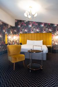 Pokój hotelowy z łóżkiem i krzesłem w obiekcie Lock and Key Boutique Hotel - Duke Street w Liverpoolu