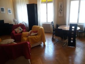 Fotografia z galérie ubytovania Geräumige zentrumsnahe Altbauwohnung vo Viedni