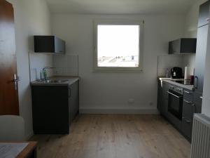 een keuken met een wastafel en een raam bij Apartment Central in Ratingen