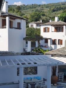 Nespecifikovaný výhled na hory nebo výhled na hory při pohledu z aparthotelu