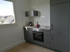 een kleine keuken met een fornuis en een raam bij Apartment Central in Ratingen