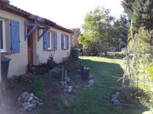 a small yard next to a house with a yard at La maison d'Alruna in Beauchalot