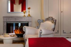 a living room filled with furniture and a fireplace at Hotel Ginori Al Duomo in Florence