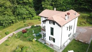 eine Luftansicht eines weißen Hauses mit einem Dach in der Unterkunft Villa Sofia in Bellagio
