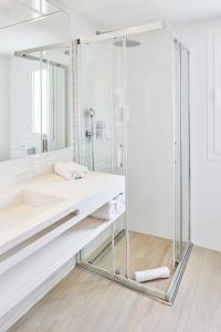 Ванная комната в Sol Bahía Ibiza Suites