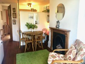 a dining room with a table and a mirror at Lauras Townhouse Apartments Balloon Watchers Retreat in Bath
