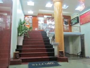 un escalier dans un bâtiment avec hall dans l'établissement Dong Duong Hotel, à Hai Phong