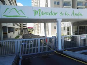 ein Gebäude mit einem Schild, das Leser do los angeles in der Unterkunft Acogedor, tranquilo in Ibagué