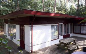 a smallshed with a bench in front of it at Bonte Specht in Otterlo
