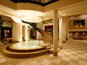 a hot tub in the middle of a lobby at Hotel Nikko Kanazawa in Kanazawa