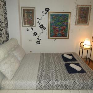 een slaapkamer met een bed met twee handdoeken erop bij BERGAMO CENTER NICE ROOM in Bergamo