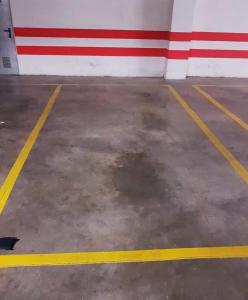 - un parking avec des bandes jaunes et rouges sur le mur dans l'établissement J&E Flat Santa Cruz de la Palma, à Santa Cruz de la Palma
