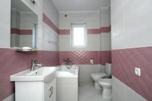 La salle de bains est pourvue d'un lavabo et de toilettes. dans l'établissement Гостьовий дім Tauer, à Tatariv