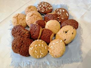 um prato de diferentes tipos de cookies numa mesa em Il Selese em Monticello Conte Otto