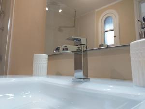 un lavabo con grifo frente a un espejo en Tropical Loft, en Corralejo 35 fotos más