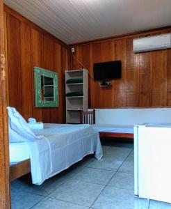 Habitación hospitalaria con cama y TV en Pousada Do Siri, en Ilha do Mel
