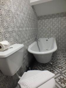 コニストンにあるShepherds Villaのバスルーム(トイレ、洗面台、バスタブ付)