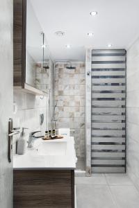 Et badeværelse på Boutique Home -Splantzia-Roof Garden + 26 billeder