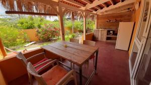 a wooden table and chairs in a room with a kitchen at B&B Casa Trankilo in Kralendijk