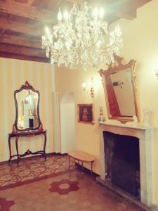 a living room with a mirror and a chandelier at Il rifugio di Elizabeth in Bergamo