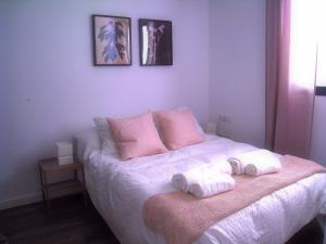 Postel nebo postele na pokoji v ubytování Vivienda Rural Olivar del Chanza