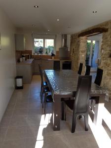 uma cozinha e sala de jantar com mesa e cadeiras em MIDORI em Saint-Rambert-en-Bugey