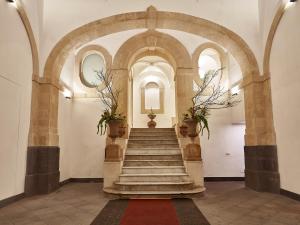 卡塔尼亞的住宿－阿蒙多傑濟拉旅館，大楼内带楼梯的走廊