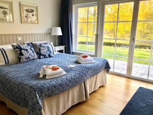 una camera da letto con un letto con due animali di peluche sopra di Gränsö Slott Hotel & Spa a Västervik