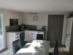 Η κουζίνα ή μικρή κουζίνα στο Ferienhaus Seenland