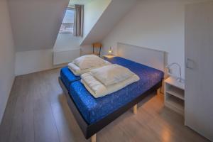 Tempat tidur dalam kamar di Recreatie Landgoed Terlingerhoeve