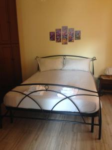 A bed or beds in a room at Il Giardino Nel Parco R&B