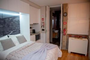 Postel nebo postele na pokoji v ubytování Oporto Ana's Studio