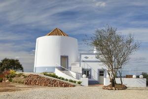 a white house with a tree in front of it at Moinho do Barulho in São Bartolomeu de Messines