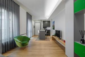 Televízia a/alebo spoločenská miestnosť v ubytovaní 30Cavour luxury suites
