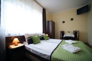 Łóżko lub łóżka w pokoju w obiekcie Dom wypoczynkowy u Ciwersa z balią w ogrodzie