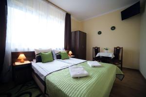 Łóżko lub łóżka w pokoju w obiekcie Dom wypoczynkowy u Ciwersa z balią w ogrodzie