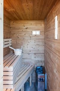 una sauna con banco y lavadora en Aux Bonheurs du lac, en Gérardmer