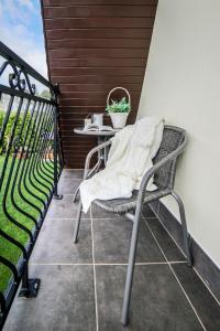 Balkon lub taras w obiekcie Dom wypoczynkowy u Ciwersa z balią w ogrodzie