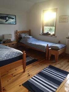 um quarto com 2 camas individuais e uma janela em 2 Caragh Glen em Killorglin