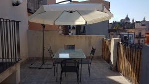 A balcony or terrace at La Terrazza sul Centro