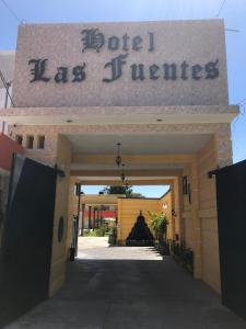 un edificio con un letrero que lee los últimos veinte en HOTEL LAS FUENTES, en Tepotzotlán