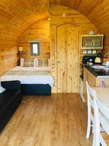 Un pat sau paturi într-o cameră la Hebrides Bothy