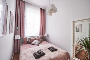 a bedroom with a bed with two towels on it at Apartamenty Profesorskie in Szczecin